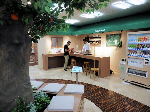  サイボウズ本社のエントランススペースに設けられた「cybozu.com 導入相談Cafe」