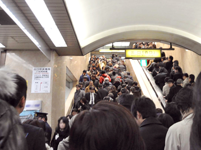 2011年3月11日の東日本大震災直後、帰宅困難者であふれる東京・池袋駅西口（写真：豊島区）