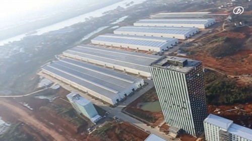 湖南省長沙市にある遠大集団の工場。右下のビルが6日間で施工された15階建てビルと思われます