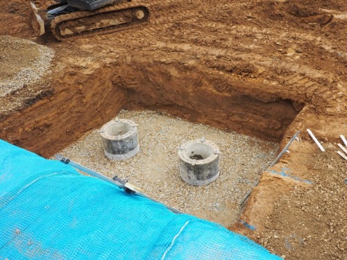 掘削後の穴。基礎杭の上部が見えます
