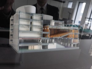 桐蔭横浜大学中央棟の200分の1スケール模型  