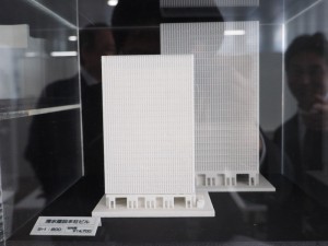本社ビルの模型。表面のテクスチャーは厚さ0.25mm