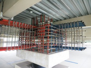 台湾大学土木工学科の校舎2階に設置された免震装置のモックアップ
