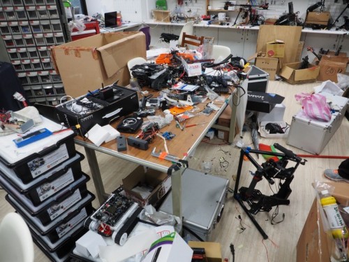 製作中のロボットや工具類がところ狭しと並ぶ研究室内