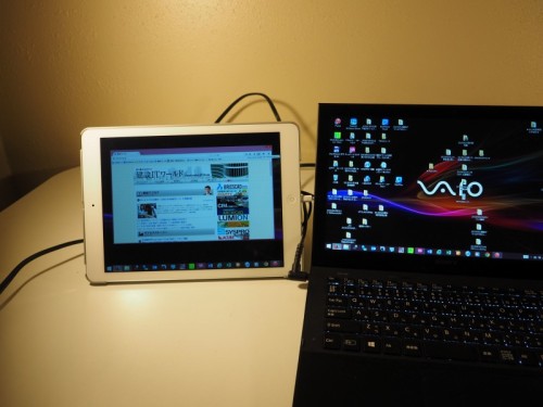 iPadをノートPCのサブモニターとして使って作業中の様子（写真：家入龍太）