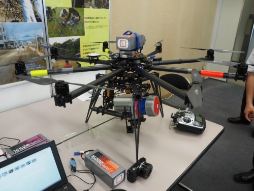 航空用レーザースキャナーを搭載した無人ヘリ「SPIDER」