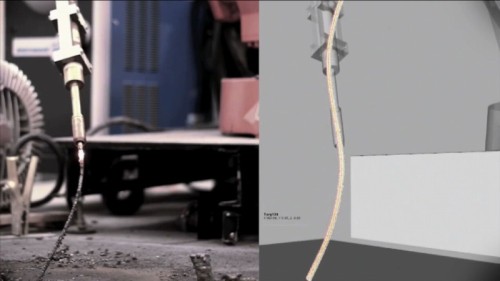 実際の造形シーン（左）とコンピューターによる造形シミュレーション過程（右）
