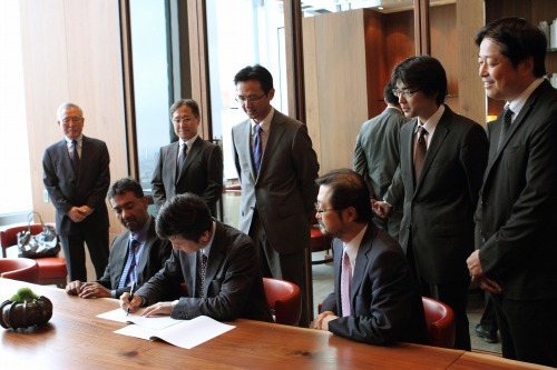2014年9月8日に行われた日本設計とオートデスクのパートナーシップ合意書への調印式（写真：日本設計、オートデスク）