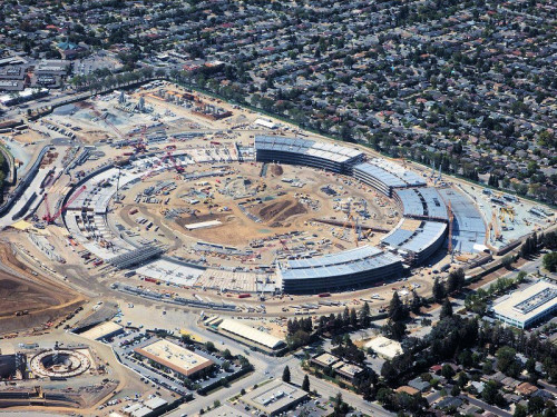 巨大な円盤を思わせるアップルの新本社建設現場