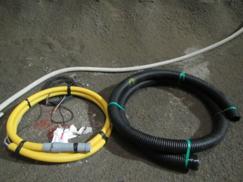 ビニール管に水圧計を取り付けたインバート変位計本体（左）と保護管（右）