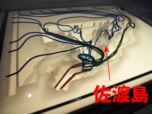 上越市新水族館の水槽に流れる水流をイメージした模型