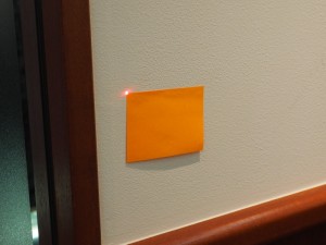 壁面のレーザー光。位置を拾いやすくするため四角の付せんを張っておく