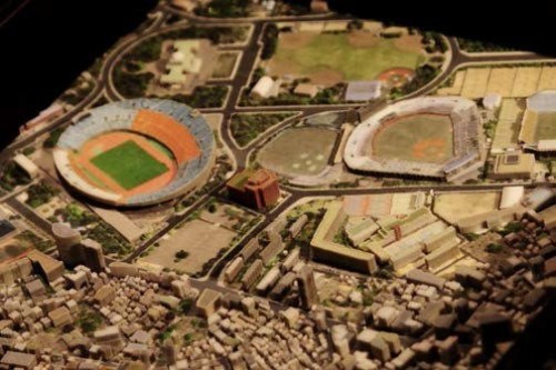 神宮球場周辺の模型には、旧国立競技場の勇姿がカラーで再現されている（写真：アイジェット、ゼンリン）
