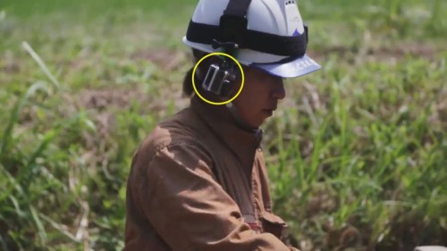 ヘルメットに超小型カメラ「GoPro」を装着して作業中の池田さん