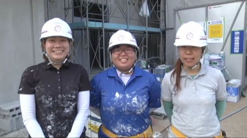 ペンキまみれの服で明るく話す女子3人組。左から浦西さん、兼田さん、吉住さん