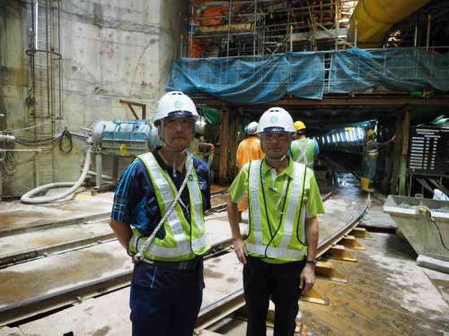 シンガポール電力の送電ケーブルトンネルEW3工区を施工する西松建設の上田幸夫氏（左）と有村真二郎所長（以下の写真：家入龍太）
