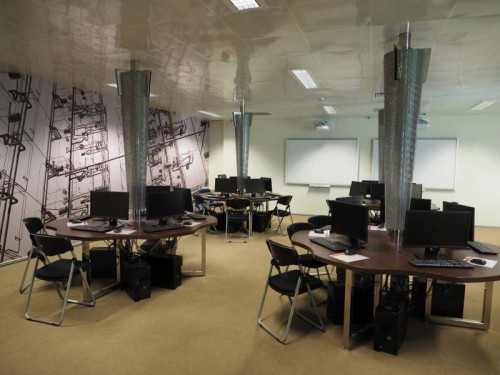 「バーチャル・デザイン・アンド・コンストラクション」という部屋。多くのパソコンが配置されている