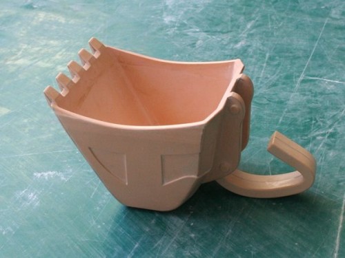 マシニングセンターで削り出されたコーヒーカップの原型