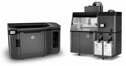 HP社が発表した世界初の量産型3Dプリンター「HP Jet Fusion 3D 4200 Printer」。左が3Dプリンターの本体、右が後処理ユニット（以下の写真、資料：HP）