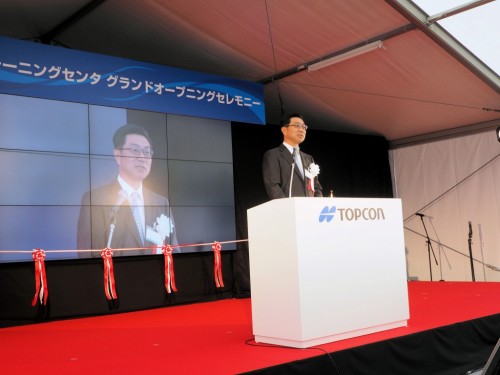 トプコンの情報化施工の歴史を熱く語るトプコン代表取締役の平野聡氏
