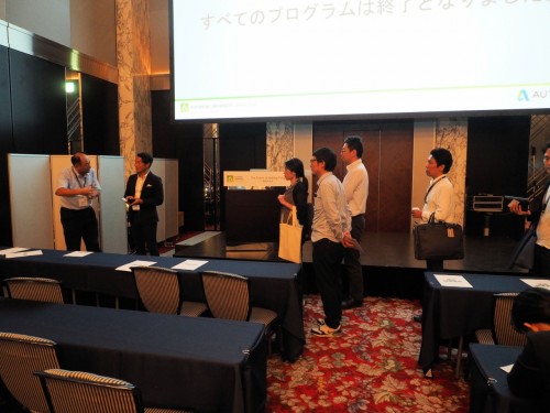 講演終了後、多くの受講者に名刺交換を求められる長澤さん（左から2人目）