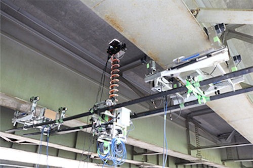 富士フイルムが開発したステレオカメラを搭載した橋梁近接目視代替ロボット（以下の写真：NEDO）
