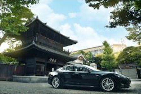 高級感あふれるテスラモータースの電気自動車タクシーと泉岳寺
