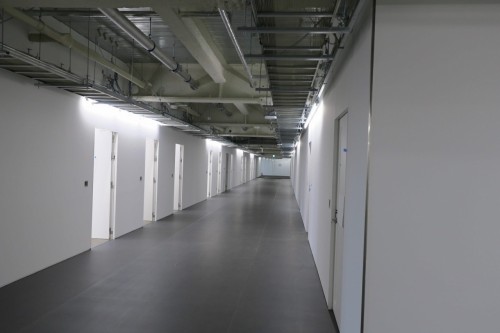 情報連携学部の建屋内の廊下。 ロボットが走行しやすいように広く作られている