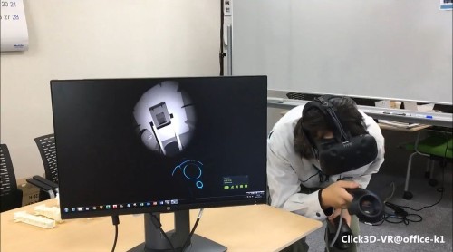 ヘッドマウントディスプレーを装着し、「Click3D-VR」の橋梁モデルを見ているところ