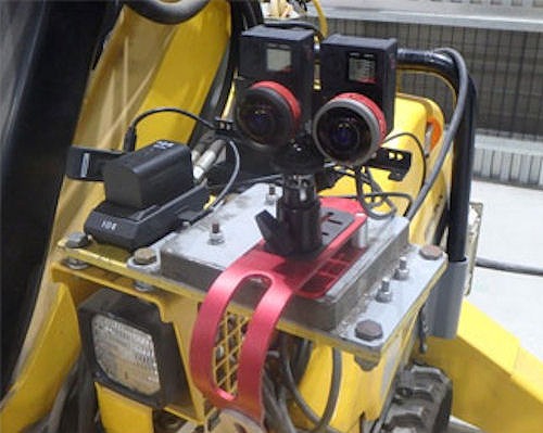 重機の運転席に取り付けられた2台の魚眼カメラ