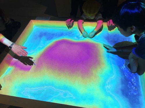 「土木展」で展示された「ダイダラの砂箱」。高低差を色分けによる「ヒートマップ」で表示する（写真：家入龍太）●