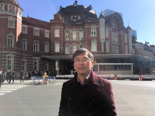 PMIコレア社のマネジャー、キム・マンスさん。東京駅前で（写真：家入龍太）