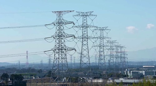 電力供給のために張り巡らされた送電線のイメージ（以下の写真、資料：東京電力、ゼンリン）