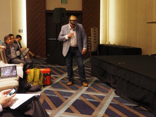 HoloLensを着けて床を見る