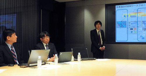 記者会見で発表する日本設計の岩村雅人氏（右端）、同・吉原和正氏（中央）、オートデスクの山田渉氏（左端）（写真：家入龍太）