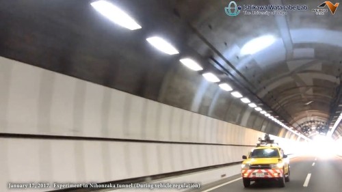 高速走行しながらトンネル内壁を点検する車両（以下の資料：東京大学石川渡辺研究室とNEXCO中日本のYouTube動画より）