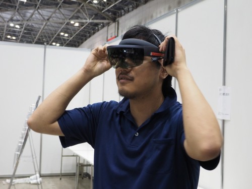 HoloLensを着けた別の担当者がやや離れたところからチェックする