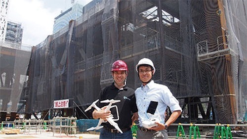 ドロノミー社共同設立者兼CEOのオリ・アフェク（Ori Aphek）氏（左）と三井不動産ベンチャー共創事業部員（右） 