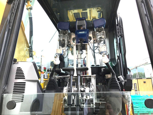 建設機械を操縦する人型ロボット「DOKA ROBO 3」（以下の写真、資料：カナモト、KGフローテクノ、富士建、アスラテック）