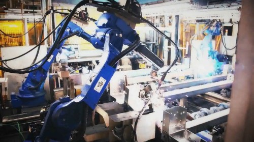 ボックスフレームを組み立てる溶接ロボット