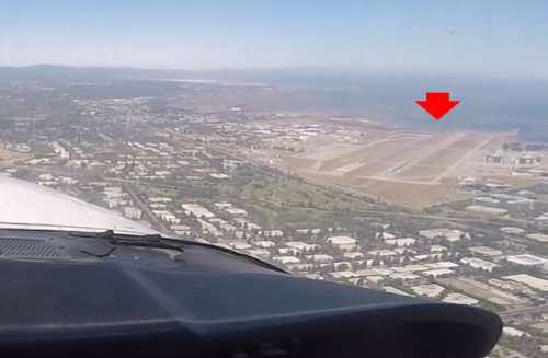 サンノゼ北部にあるモフェット空港（赤矢印）。サンフランシスコ湾の最南端に面している