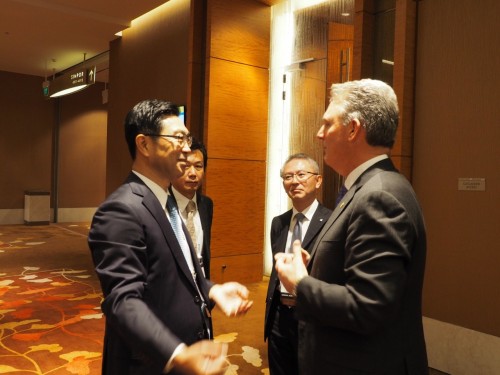 “本家”、日本のトプコンからは代表取締役社長の平野聡氏（左端）もかけつけた