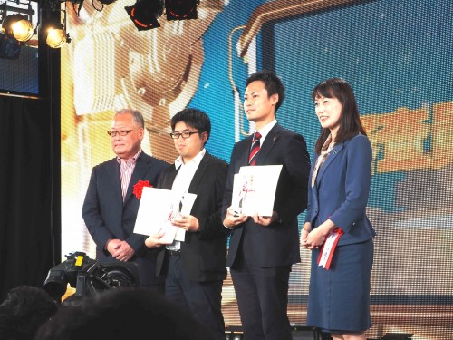 右から2人目が、審査員特別賞を受賞した「ハプティクスターズ」の発表者、野崎貴裕さん（慶應義塾大学）