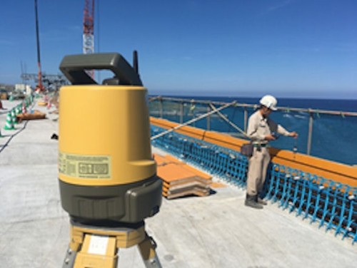 平成27年度牧港高架橋上部工(P4～P6)工事（沖縄県浦添市）で壁高欄の型枠天端高さを計測した例。測量機にはトプコンの「LN-100」を使用。望遠鏡がなく、スマートフォンで遠隔操作する