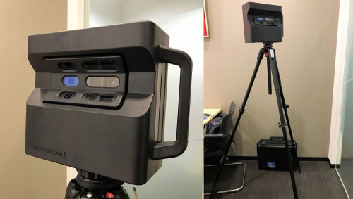 「MATTERPORT PRO 3D CAMERA」の外観。赤外線カメラと可視光カメラが3台ずつ付いている（左）。使用時は3Dレーザースキャナーのように三脚に据え付ける。撮影時は約1分で360°旋回し、周囲を高画質で撮影する（以下の写真：特記以外は家入龍太）