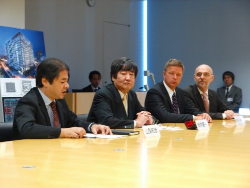 2013年11月、戦略的パートナーシップの締結を発表する両社の首脳陣。右からグラフィソフトジャパン代表取締役のコバーチ・ベンツェ氏、ハンガリー・グラフィソフト本社のCEO、ビクター・バルコニー氏、日建設計代表取締役の岡本慶一氏、同執行役員の山梨知彦氏。肩書は当時のもの（写真：家入龍太）