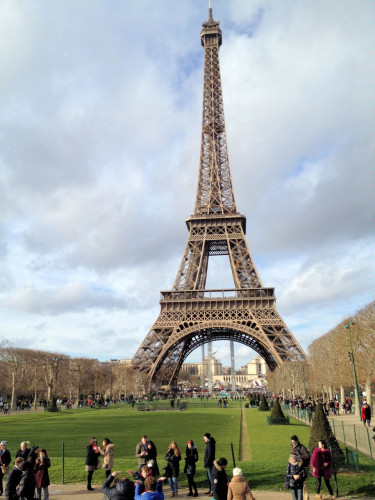 年間700万人が上るエッフェル塔。直下のシャン・ド・マルス公園には多くの観光客が集まる（以下3点の写真：家入龍太）