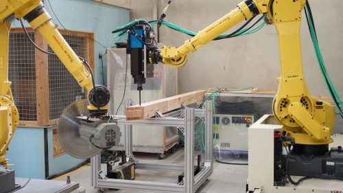 BIMデータを使って木材を自動加工するロボット（写真：前田建設工業）
