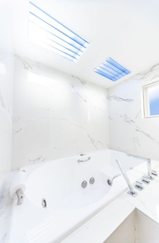 太陽光を完全再現した人工天窓つきのバスルーム
