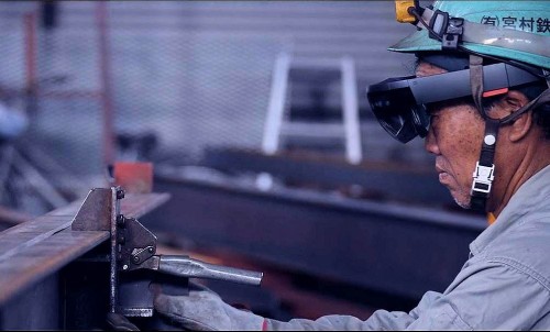 HoloLensを使って鉄骨部材の仮付け作業を行う職人（資料：宮村鉄工のプロモーションビデオより）